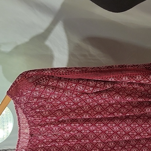 Burgundy floral top with lace - Picture 6 of 7